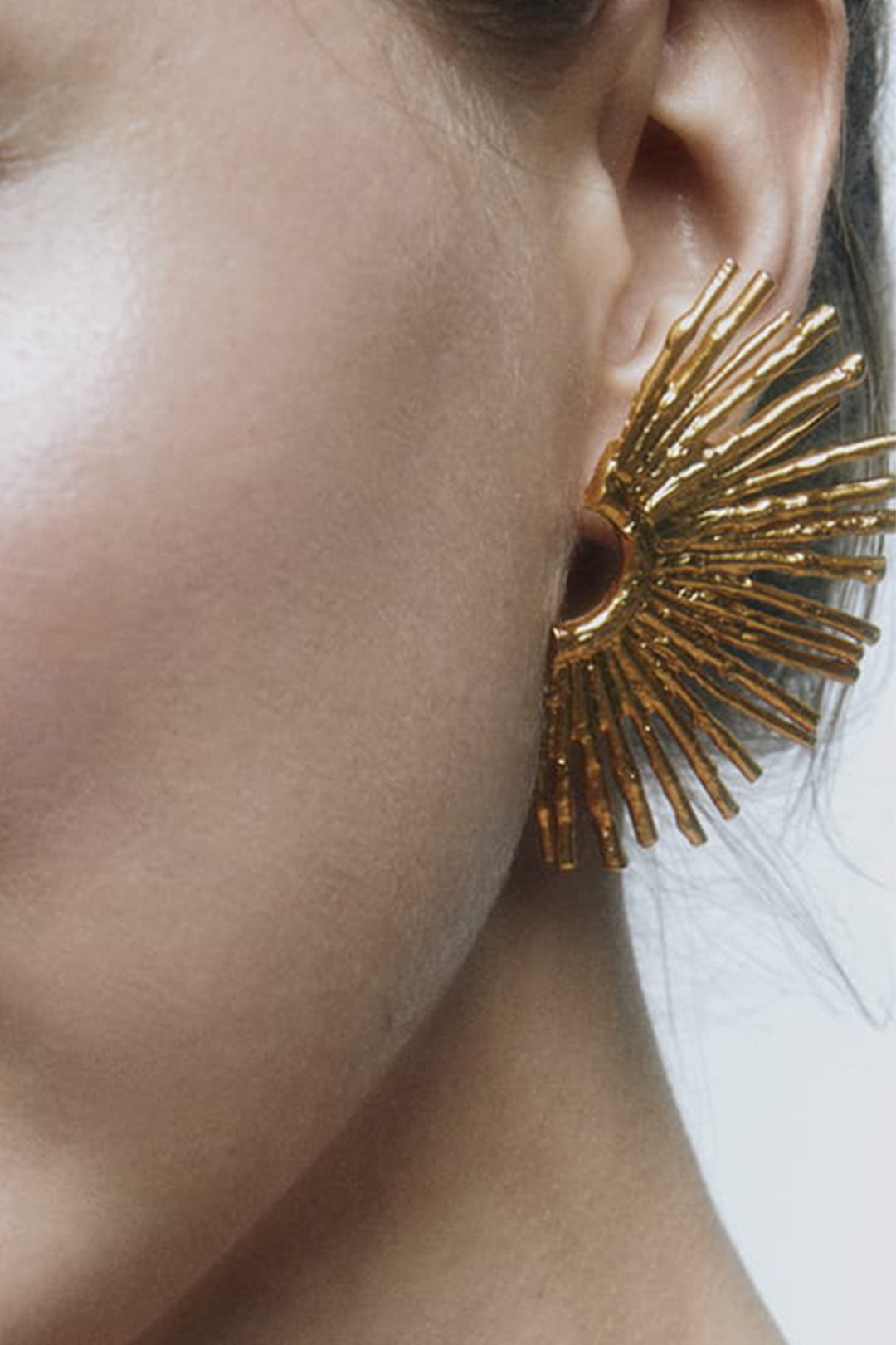 NÁUŠNICE Z KOVU S VLNITÝM OKRAJOM