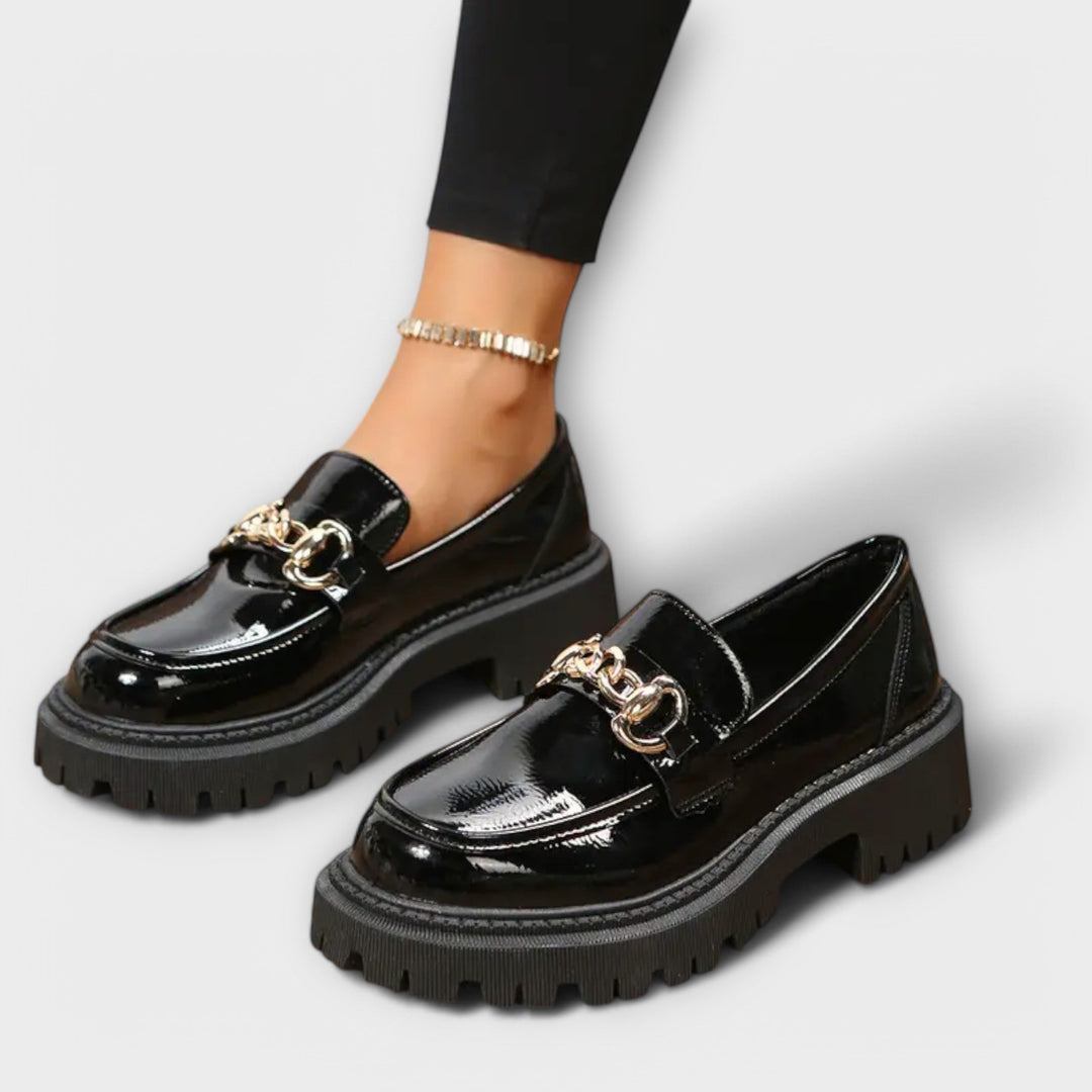 Trendy dámske platformové loafers so sponou